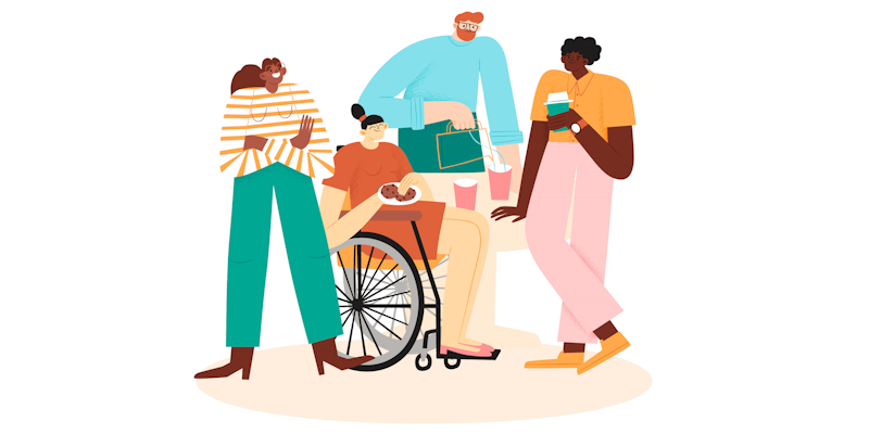 Quatre personnes autour d'une table en train de discuter et manger des cookies. Une personne est en fauteuil, une autre sert de l'eau aux autres.